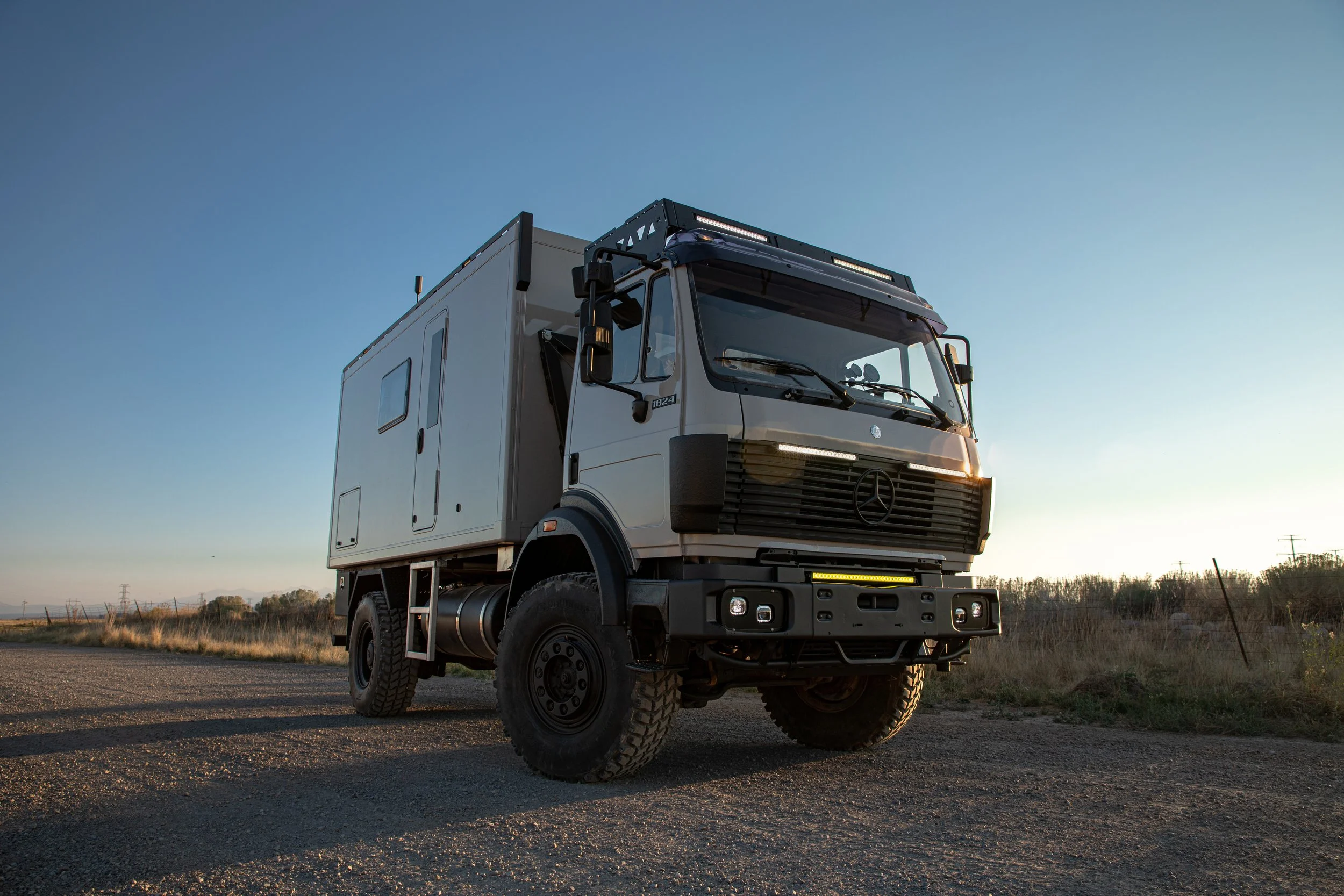 日*4様 【即日発送】TeamTransport Mercedes-Benz 4 1-van-1-1024x771.jpg